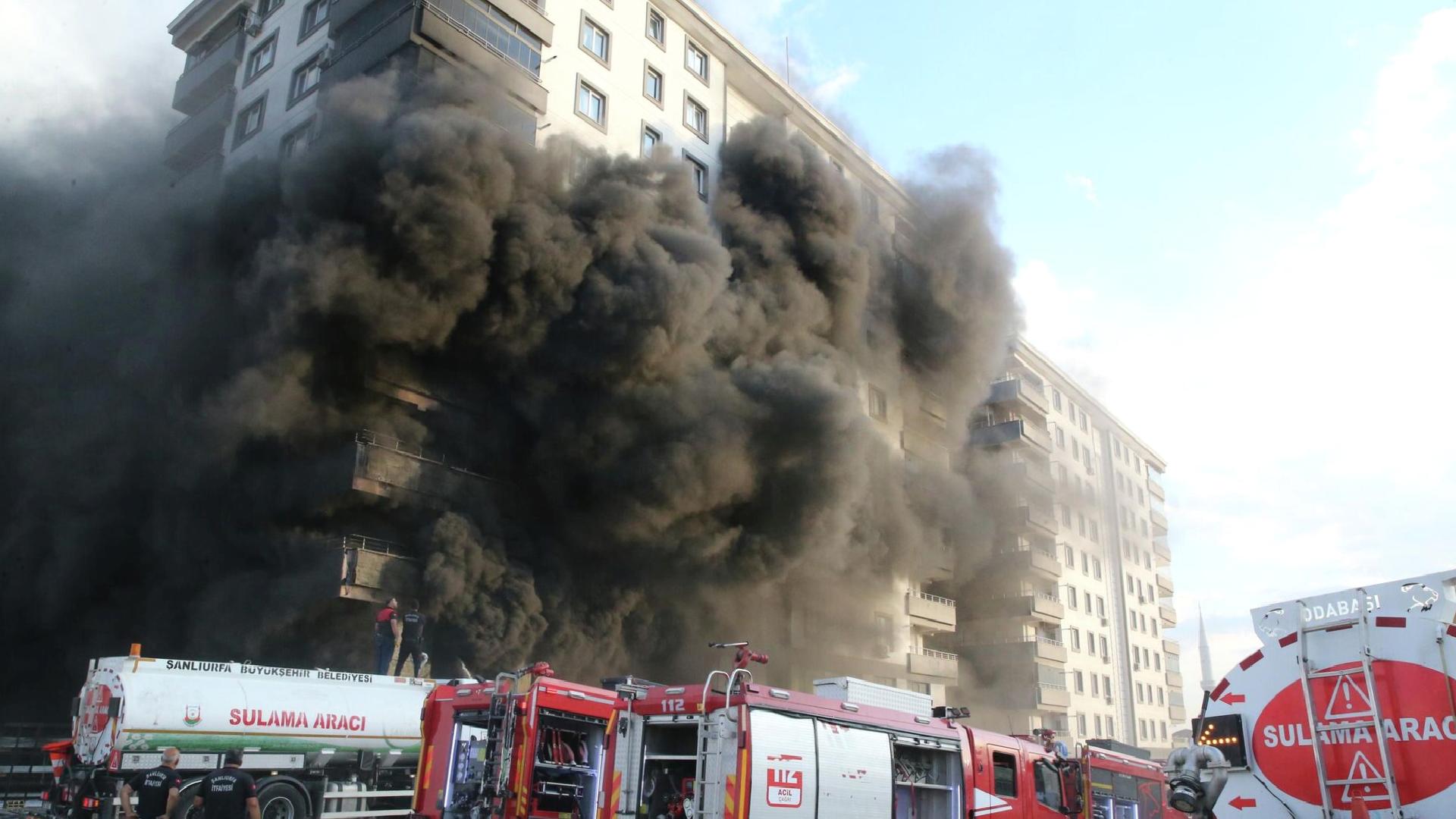 Şanlıurfa’da 10 katlı apartmanda yangın çıktı: Ekipler müdahale ediyor