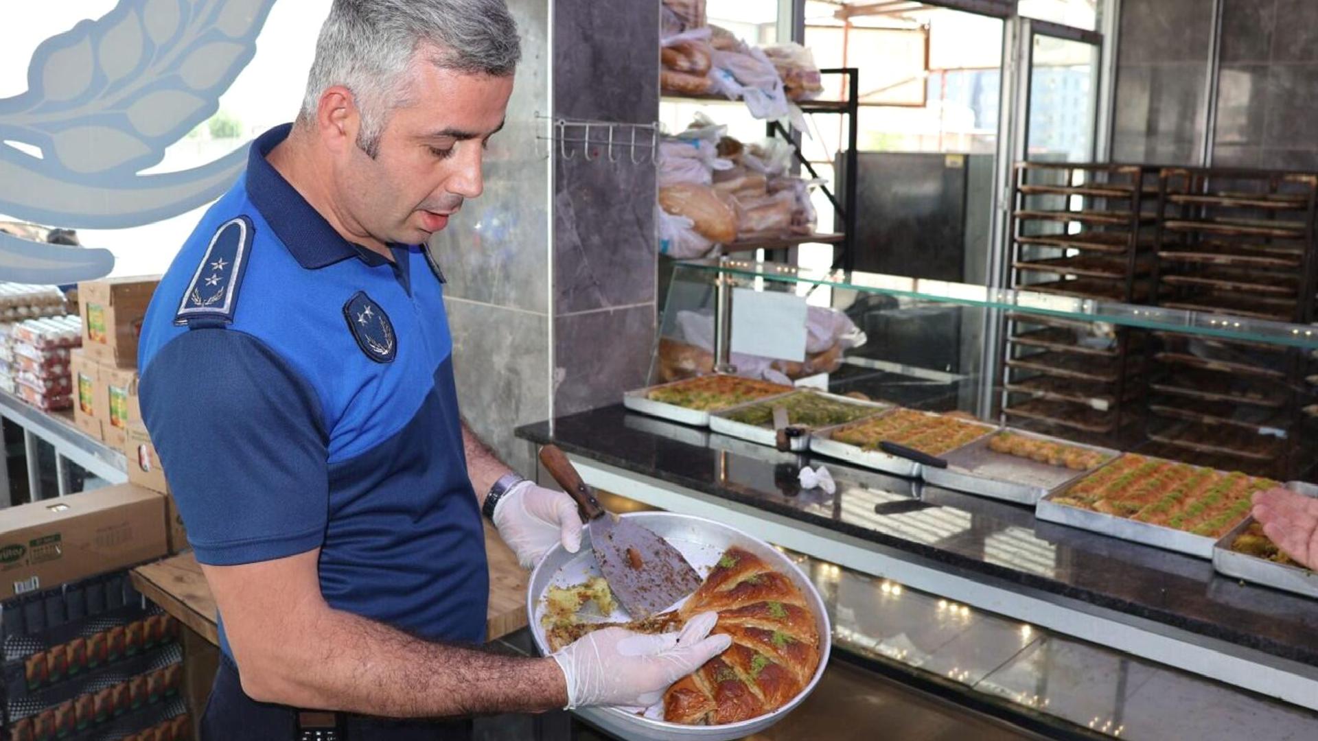 Şanlıurfa’da tatlıdan böcek çıktı: İşletmeye 132 bin lira ceza kesildi