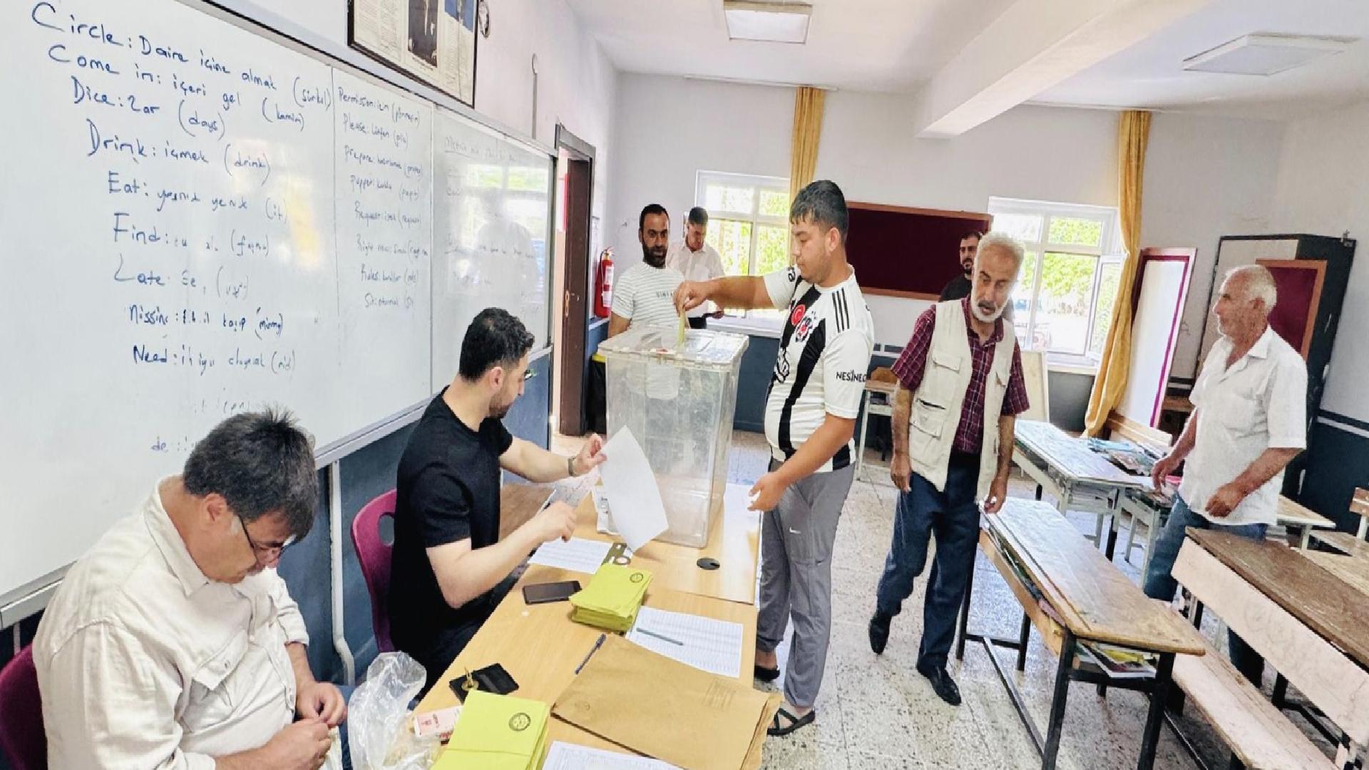 Türkiye’de ara seçim heyecanı: Halk sandık başına gitti