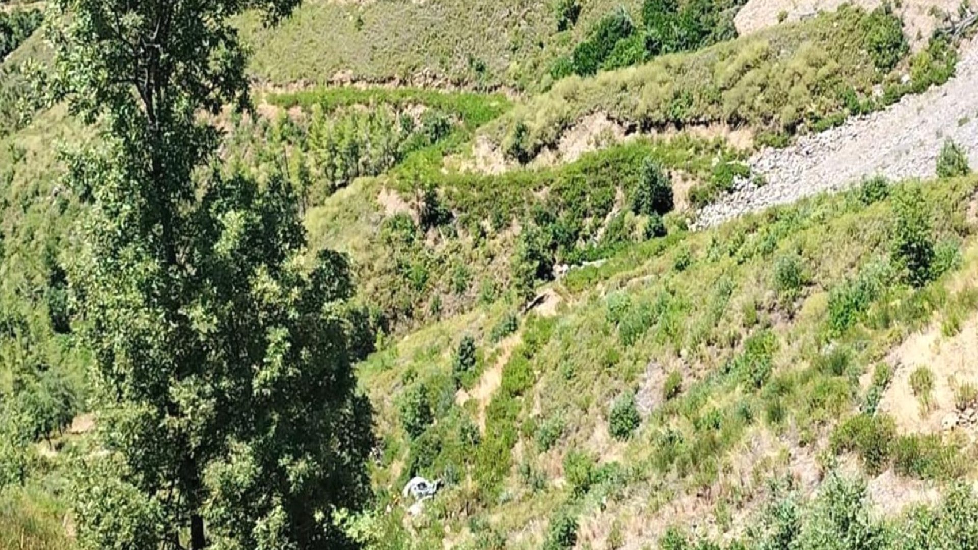 Antalya’da feci kaza: Uçuruma yuvarlanan otomobilde 5 kişi hayatını kaybetti