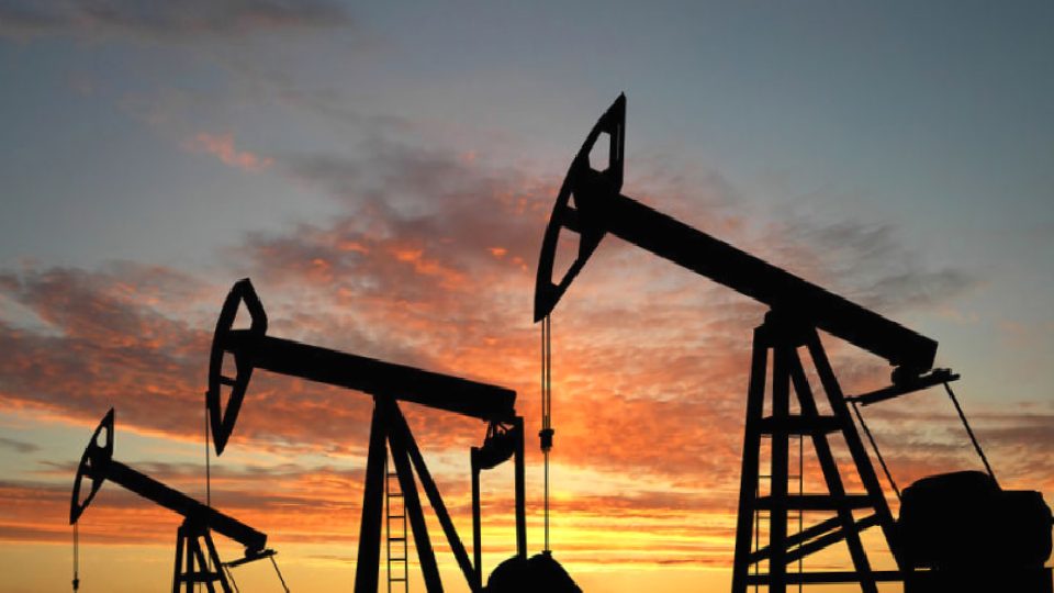 Petrol haftaya güçlü başladı: Brent 90 dolar eşiğini aştı