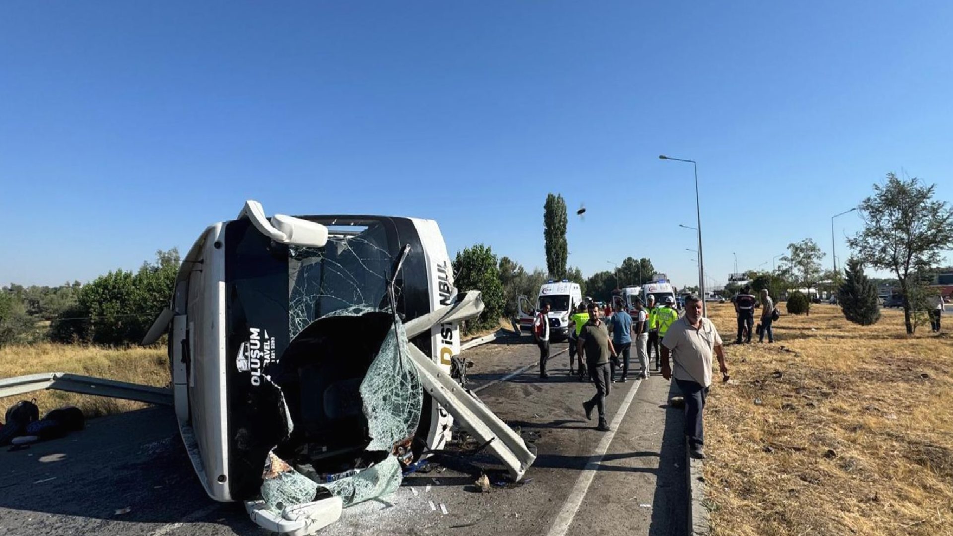 Afyonkarahisar’da yolcu otobüsü devrildi: 22 kişi yaralandı