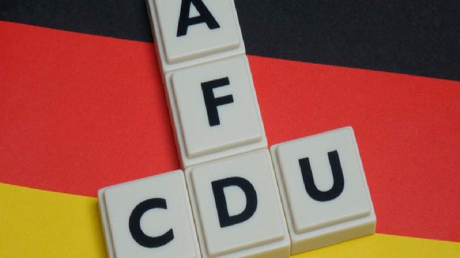 Almanya’da aşırı sağcı AfD diğer partilerle arayı açıyor