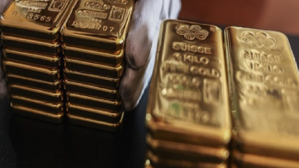 Altın, zayıf dolar ve faiz beklentileriyle yükseldi