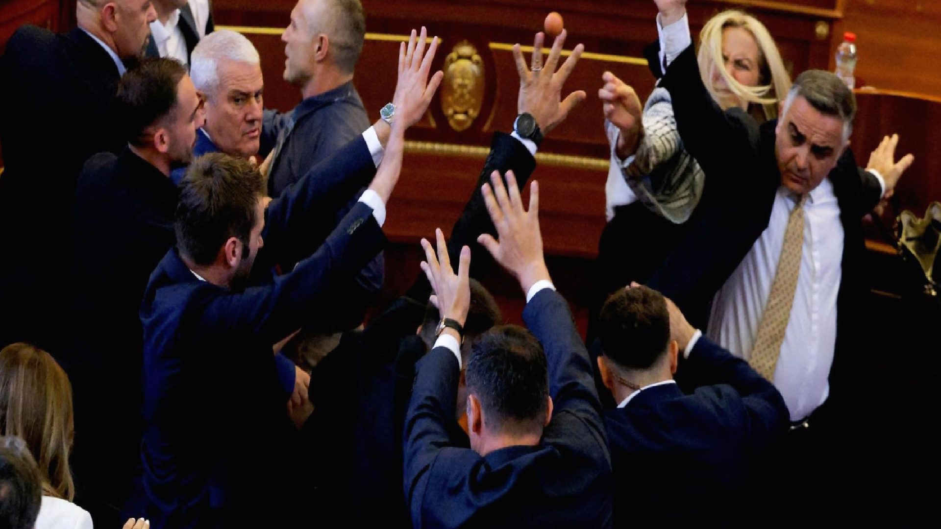 ‘Anayasaya aykırı’ davranmakla suçlayıp yumurta attılar: Kosova Başbakanı Kurti’ye protesto