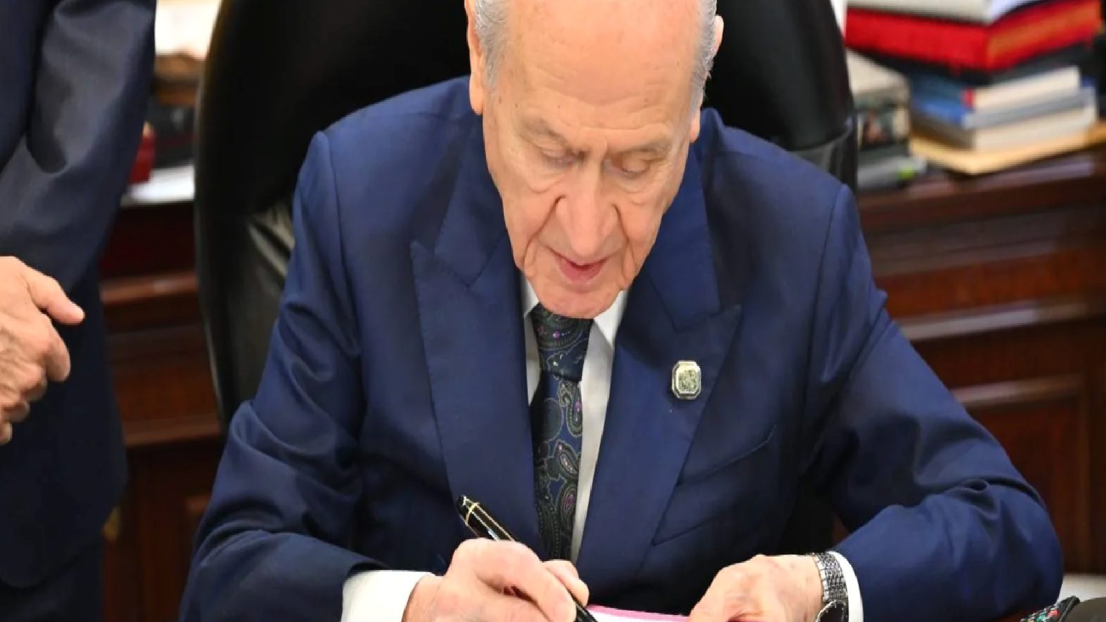 Bahçeli’den Terörsüz Türkiye mesajı: Başarıya ulaşması silah bırakmanın ötesinde sırtını teröre dayandıran siyaset anlayışının da tarihe karışmasıyla mümkün