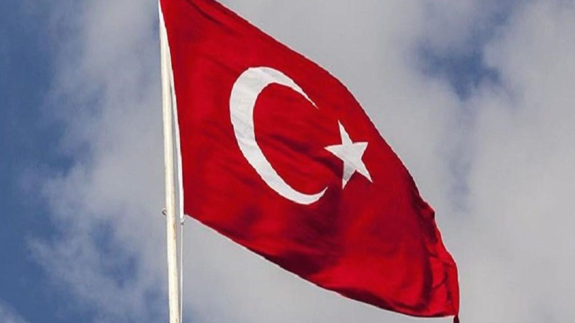 Burdur’da Türk bayrağına tüfekli saldırı iddiası: Valilikten ilk açıklama