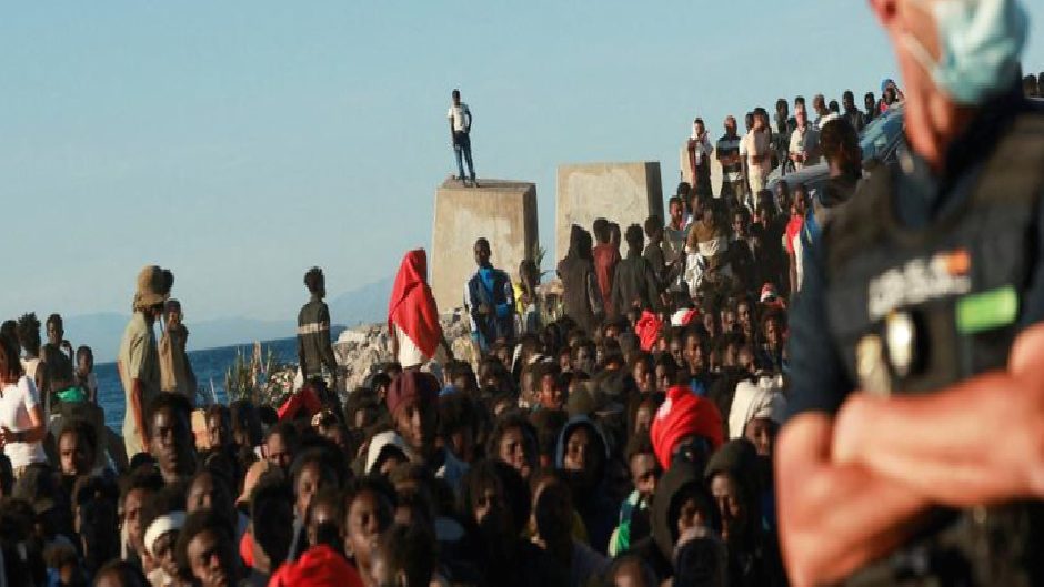 Ceuta’ya on binlerce göçmeni kim yönlendirdi?