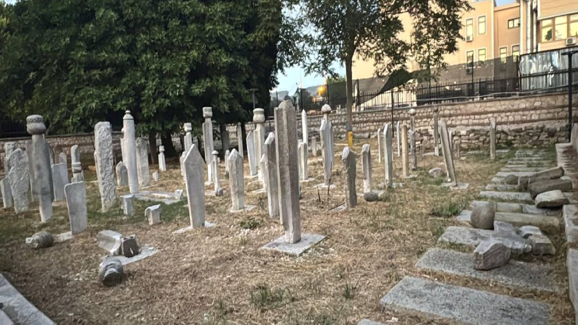 Fatih’te mezarlığa saldırı: Polis şüpheliyi arıyor