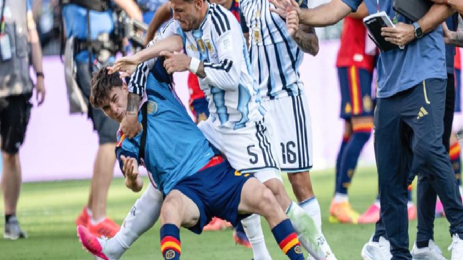 FIFA’dan Paredes’e 10, Molina’ya 7 maçtan men cezası