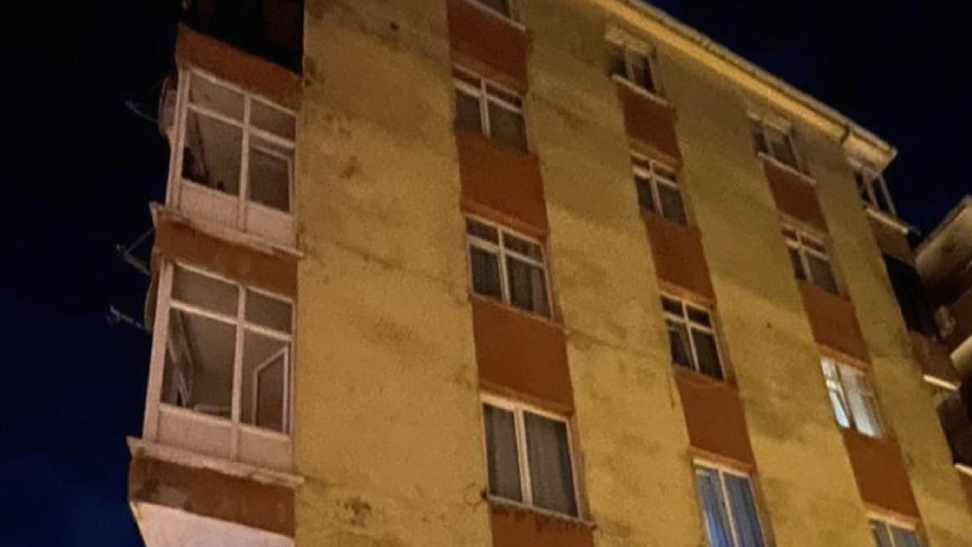 Kocaeli’de kolonlardan ses gelen 4 katlı bina boşaltıldı