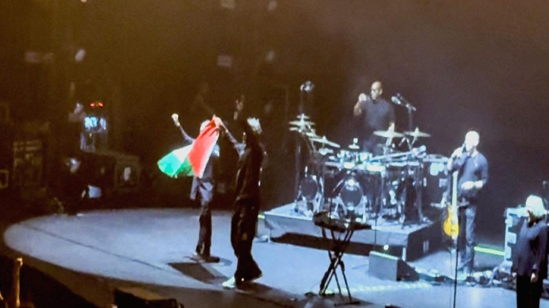 Massive Attack, Singapur’da Filistin bayrağı nedeniyle Singapur’a giriş yasağı hakkında konuştu: Gerçeküstü