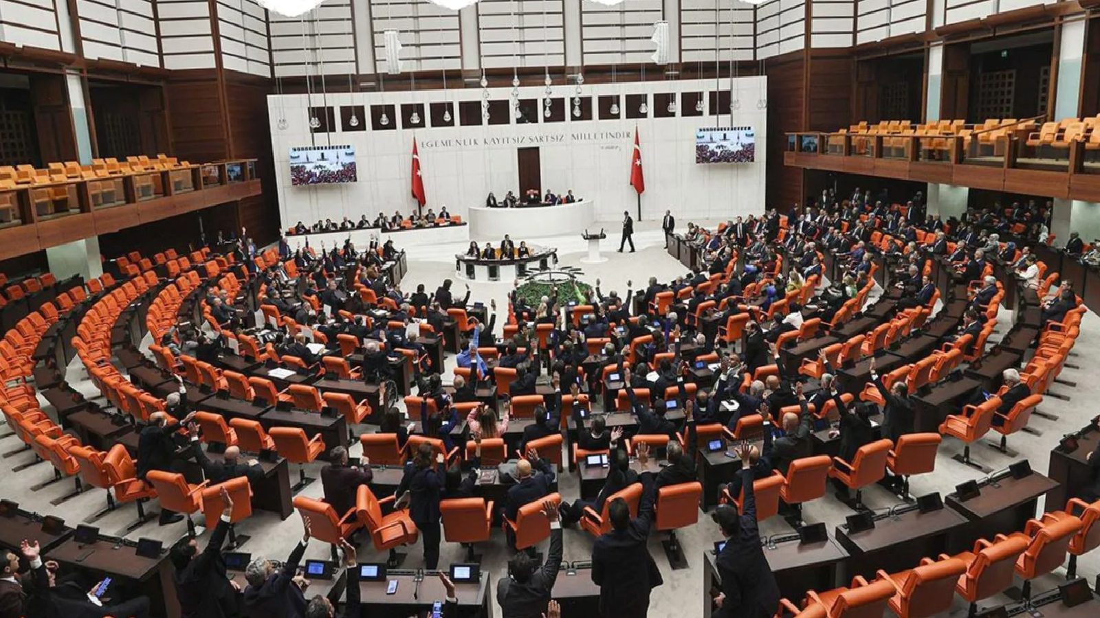 Meclis’te yıllardır komisyonlarda tutulan yasa teklifleri gündeme gelmeyi bekliyor