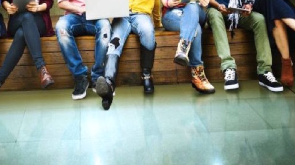 Yeni neslin yarısı parasızlık nedeniyle çocuk planını erteliyor