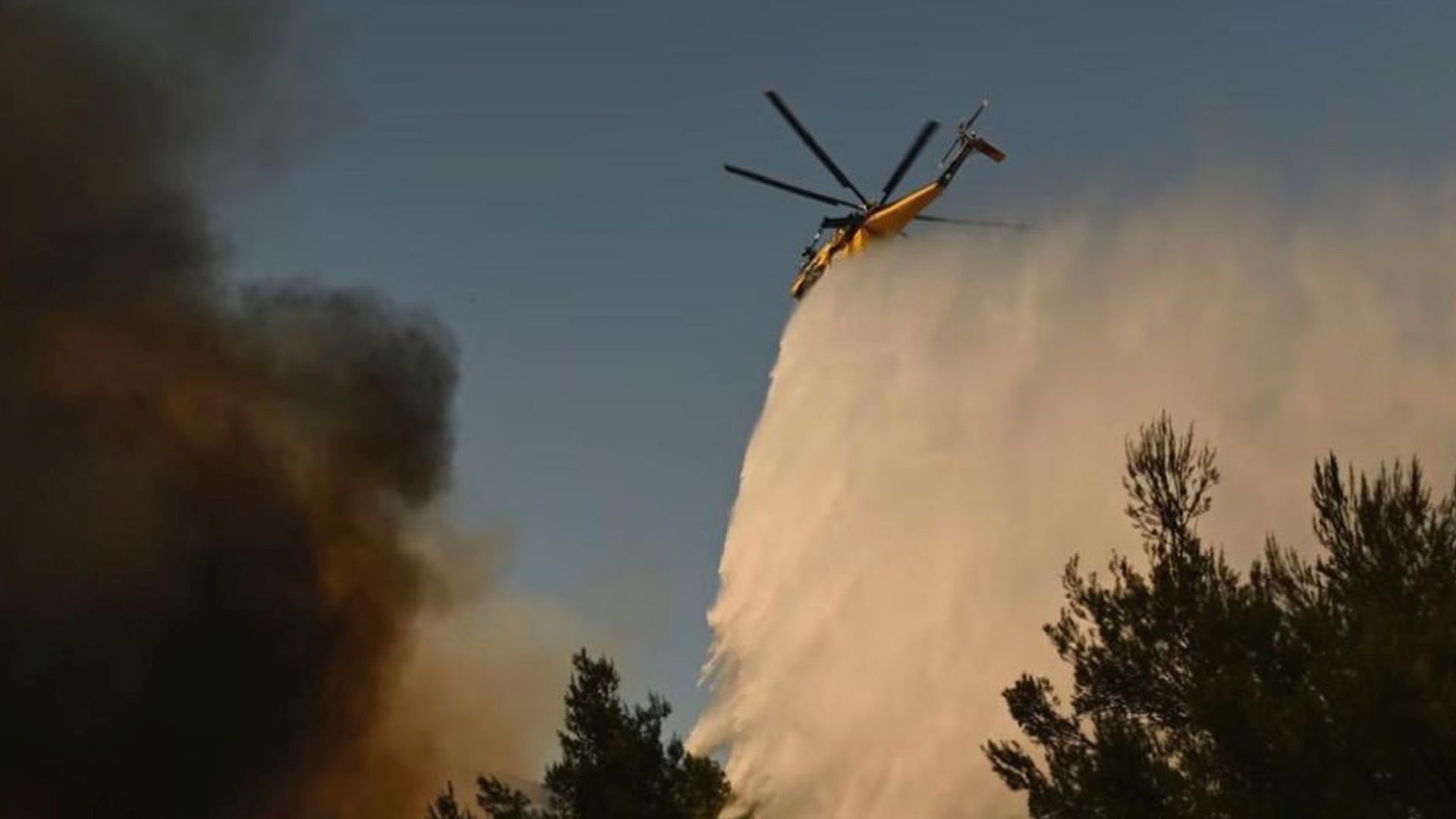 Yunanistan’da yangın kazası: İki helikopter havada çarpıştı