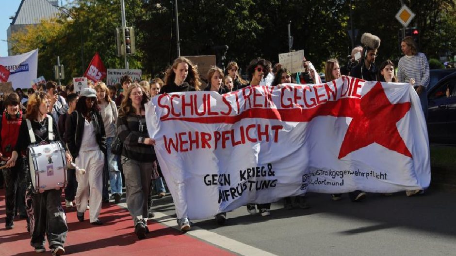 Almanya’da öğrencilerden zorunlu askerlik protestosu