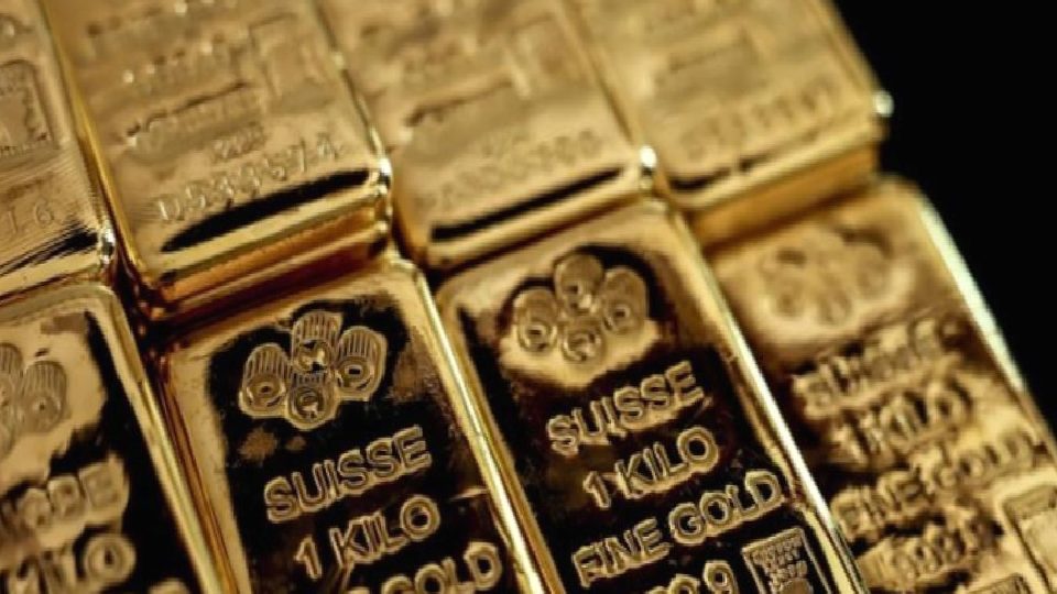 Altın, yüksek faiz beklentileriyle aylık kayba yöneldi