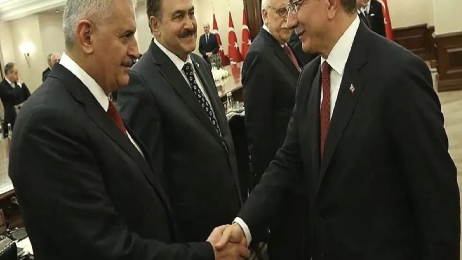 Davutoğlu’na “cumhurbaşkanına hakaret” iddiasıyla soruşturma açılmıştı: Binali Yıldırım da şikâyetçi olmuş, tazminat almış
