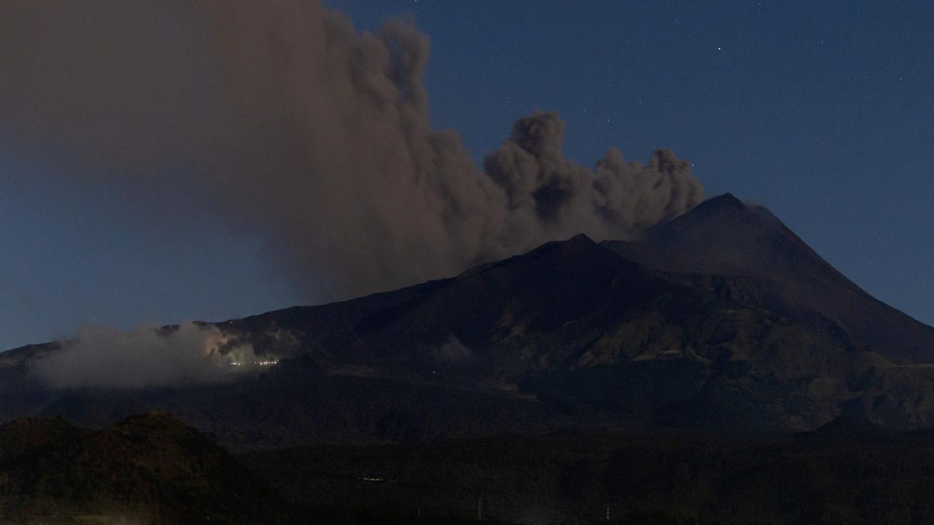 Etna yanardağı yeniden faaliyete geçti: Uçuşlar durduruldu