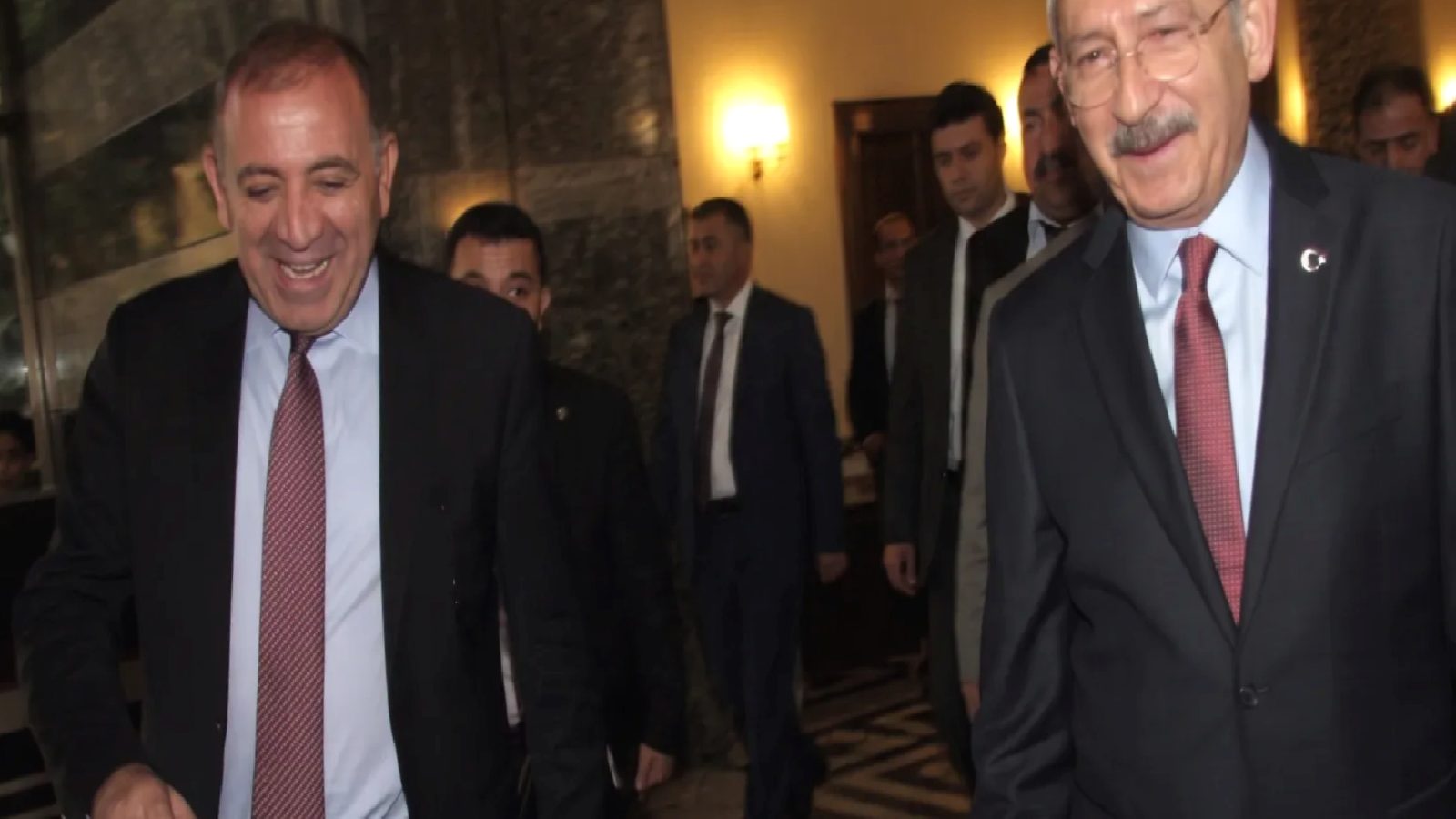 Mahkeme görevine son verdi, Gürsel Tekin “devam” dedi: Atanmış sıfatıyla görevim sürüyor!