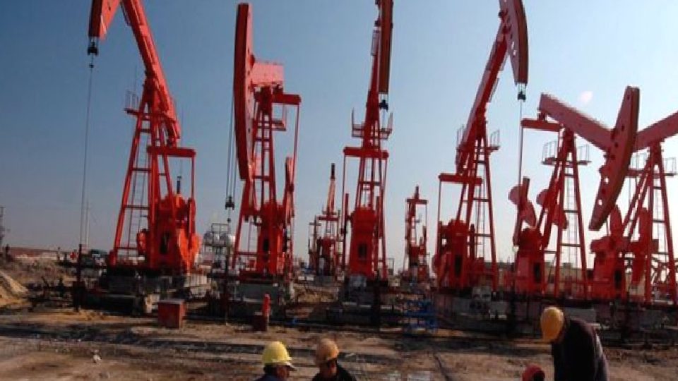 Petrol ABD stoklarındaki sürpriz artışla geriledi