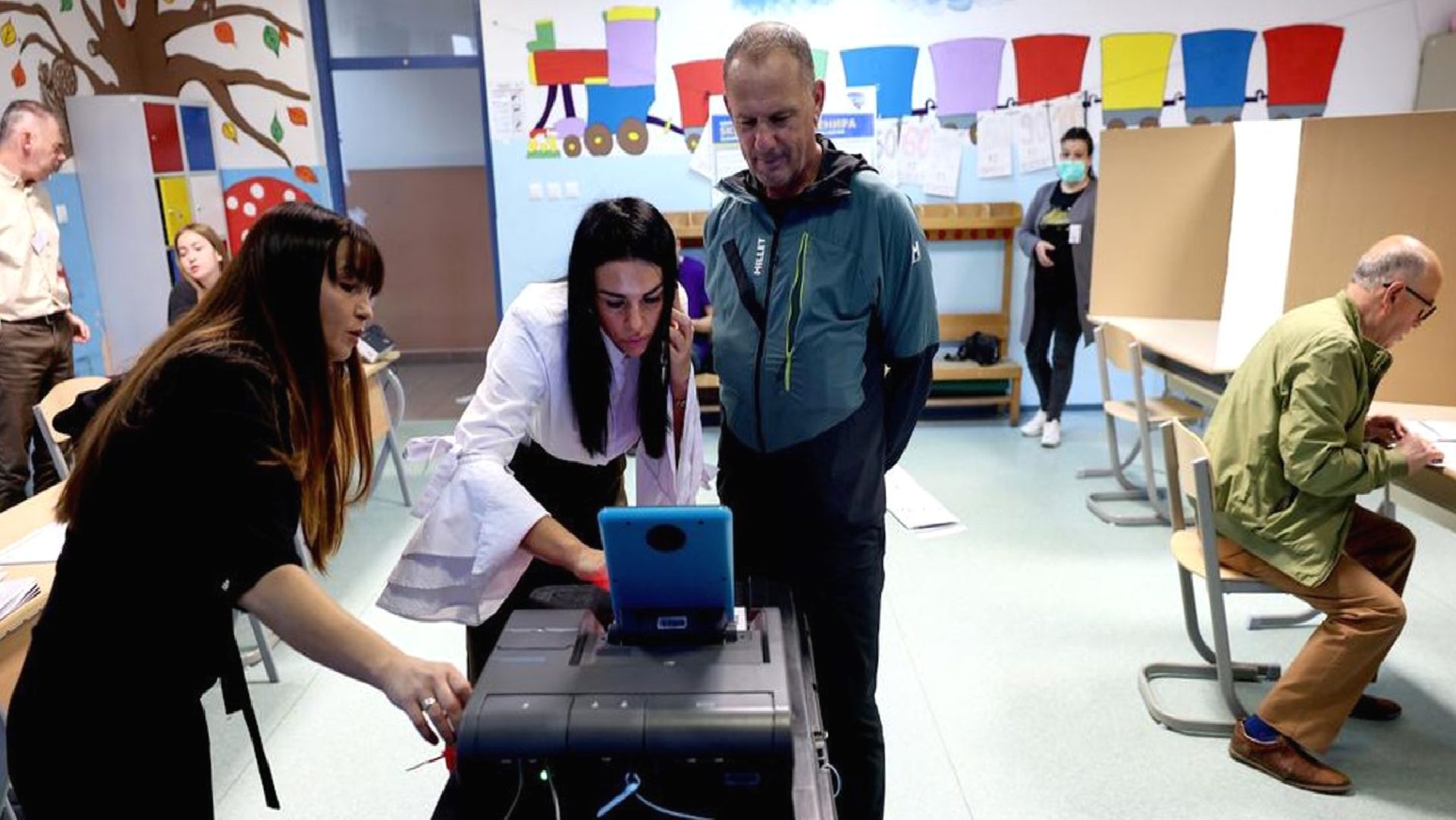 Bosna Hersek’teki genel seçimde oy verme işlemi başladı, seçmenler parmak izi okutuyor