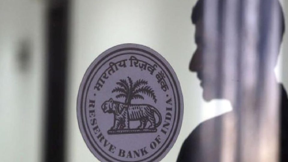 Hindistan Merkez Bankası yaklaşık dört yıl sonra faiz artırdı