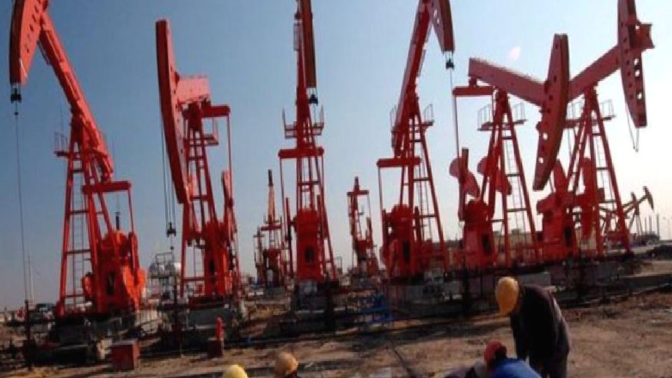 Petrol, Hürmüz’deki saldırıların arz endişelerini artırmasıyla yükseldi