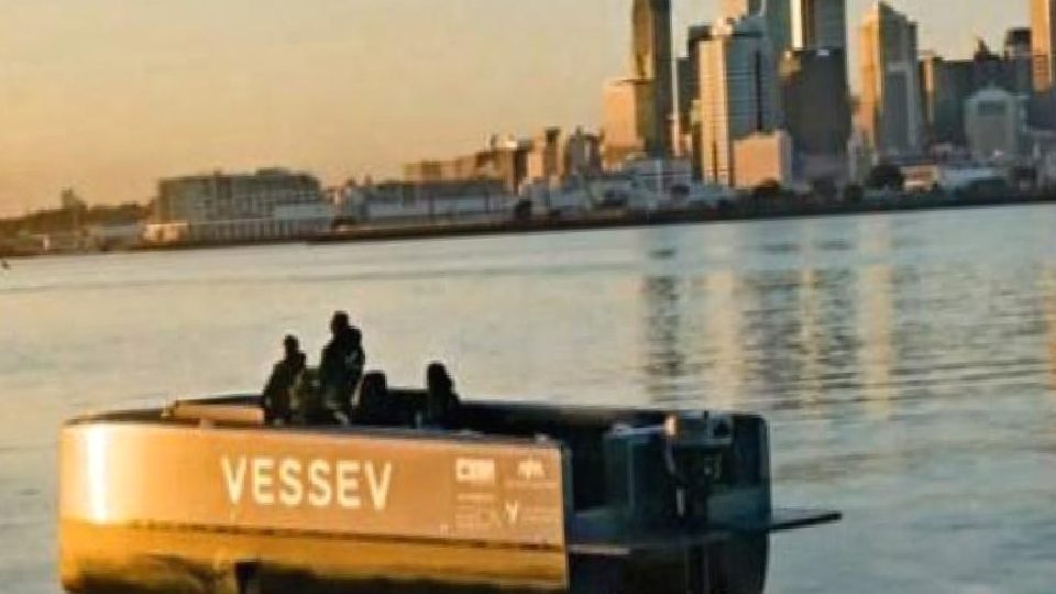 Vessev su üstünde süzülen elektrikli feribot üretti