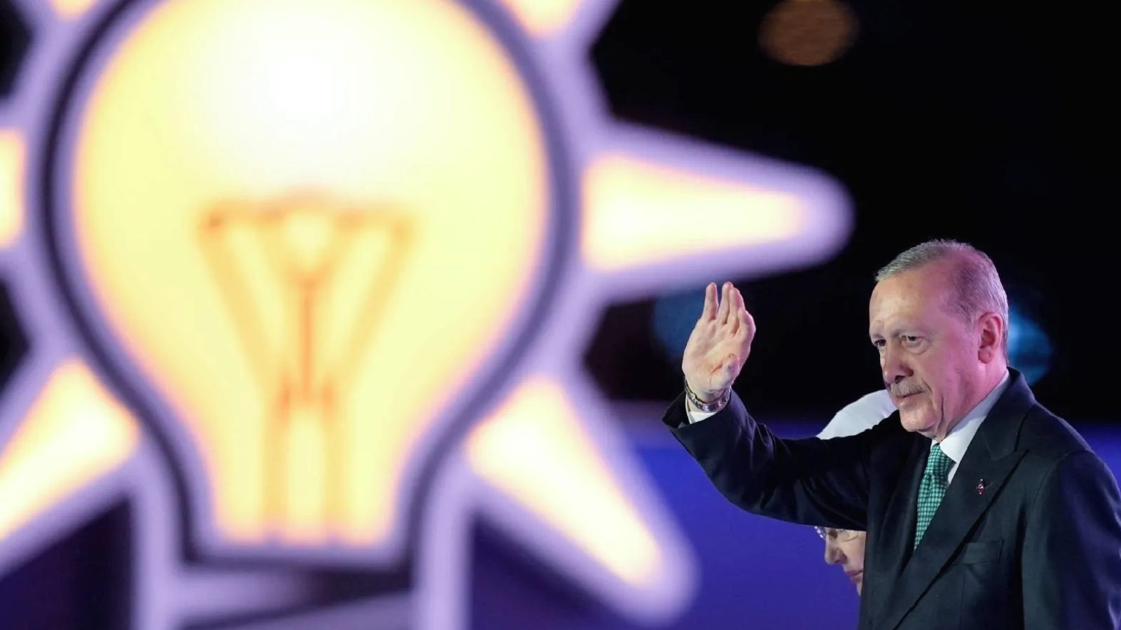 Yeni Akit yazarı Günaydın: Fon olayı AK Partinin üzerinde kalacak gibi; yıllardır hükumeti deviremeyen çevrelerce tezgahlanmış olabilir
